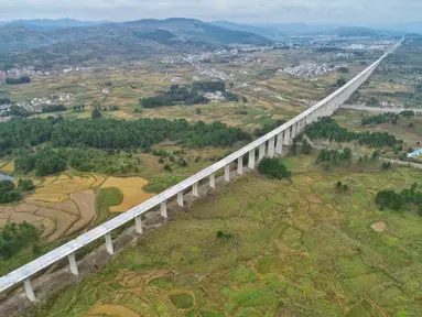 Foto dari udara menunjukkan jembatan besar Lali di jalur kereta cepat Guiyang-Nanning di Wilayah Dushan, Provinsi Guizhou, China barat daya (20/10/2020). Jalur kereta cepat Guiyang-Nanning dirancang untuk dapat dilalui kereta dengan kecepatan maksimum 350 kilometer per jam. (Xinhua/Liu Xu)