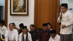 Wakil Presiden Jusuf Kalla memberikan sambutan di acara peringatan dua tahun (haul) Taufik Kiemas, Jakarta, Senin (8/6/2015). Sejumlah pejabat negara hadir pada acara haul tersebut. (Liputan6.com/Herman Zakharia)