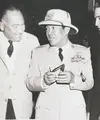 Ir. Soekarno berbincang-bincang dengan Harold Brent Wallis (produser Amerika Serikat), penyanyi Elvis Presley dan Joan Blackman, bintang film asal Amerika. (via indonesia-zaman-doeloe.blogspot.co.id)