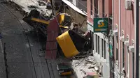 Kondisi kereta kabel ikonis Portugal, Gloria, yang tergelincir dan terbalik hingga menewaskan setidaknya 16 orang, termasuk warga negara asing. (dok. PATRICIA DE MELO MOREIRA / AFP)