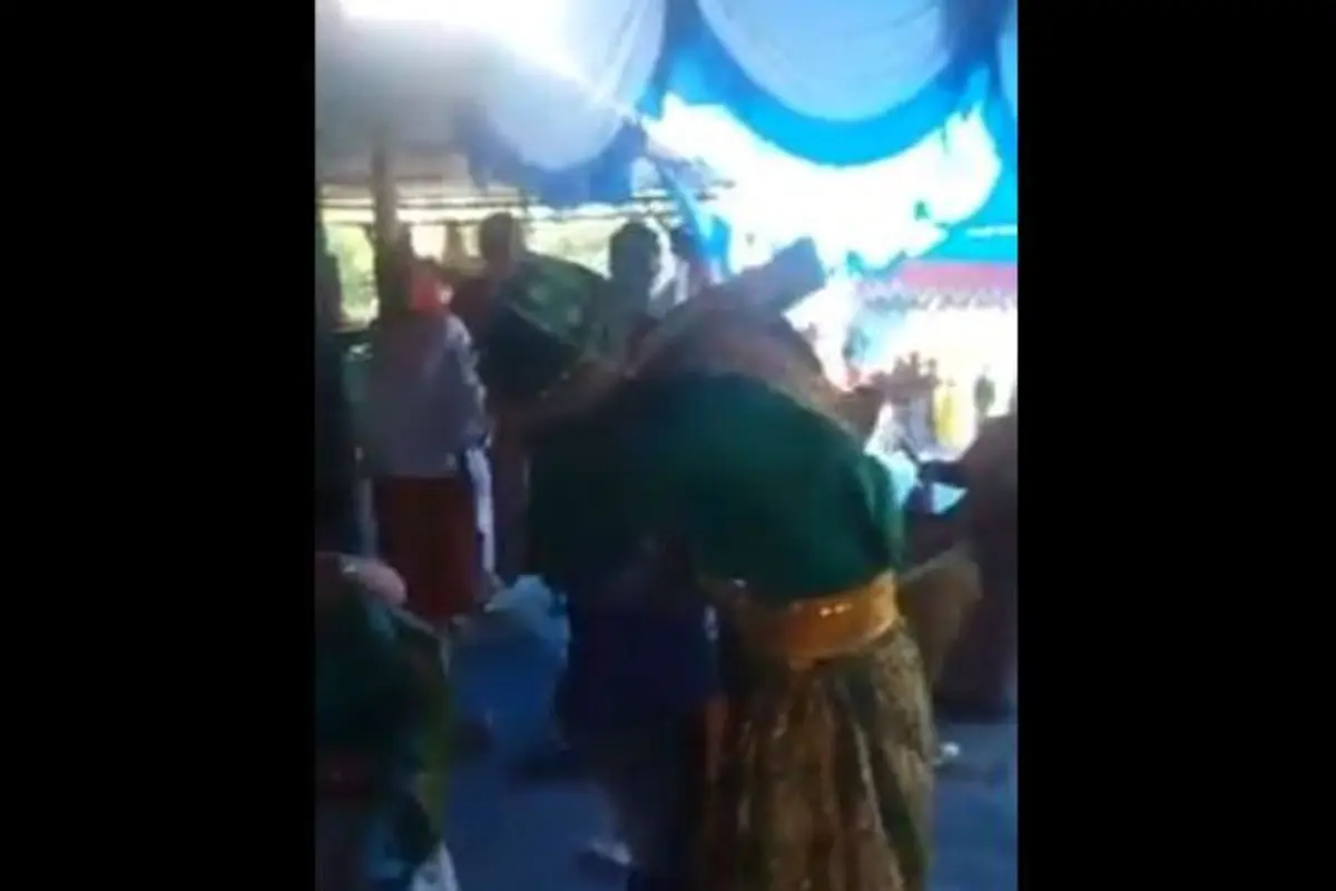 [Bintang] Video Viral: Tiba-tiba Mempelai Pria Pingsan di Pelukan Mantannya