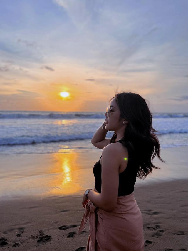 Tampil Makin Dewasa, Ini 5 Potret Fay Nabila Liburan di Pantai