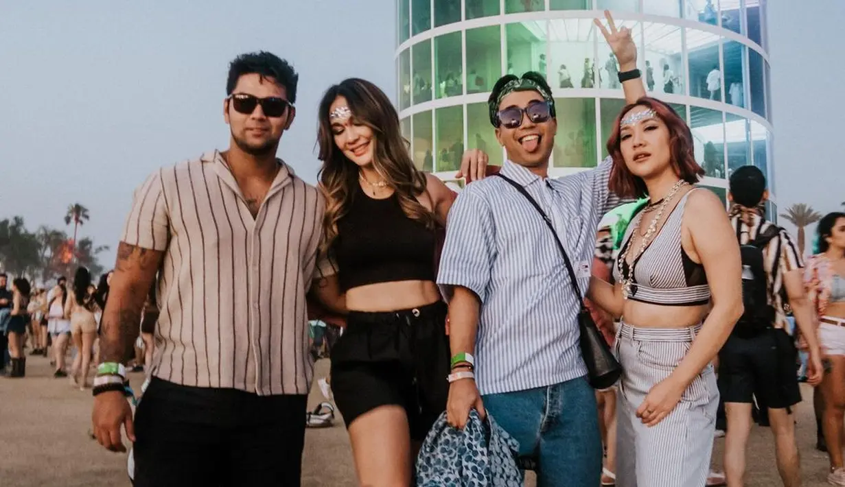 <p>Berpose bersama beberapa teman selebritas; BCL dan Vidi Aldiano, Luna Maya terlihat mengenakan crop top hitam yang dipadu padannya dengan short pants dan boots tinggi yang juga berwarna hitam. Foto: Instagram.</p>