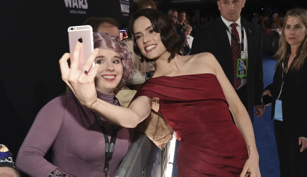 Daisy Ridley saat menghadiri pemutaran perdana  film "Star Wars: The Rise Of Skywalker" di California (16/12/2019). Daisy berperan sebagai Rey seorang yatim piatu dari Jakku dan anggota Perlawanan. Dia adalah Jedi terakhir dan murid Luke Skywalker dan Leia Organa. (AP Photo/Chris Pizzello)