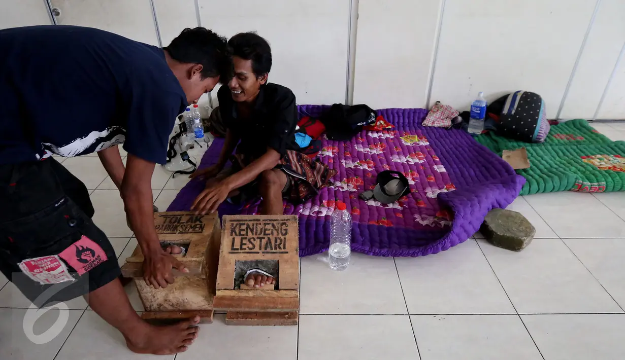 Petani saat berada di kantor LBH Jakarta, Jakarta, Sabtu (18/3). Aksi mencor kaki mereka lakukan hingga izin lingkungan baru bagi PT Semen Indonesia yang telah diteken Gubernur Jateng Ganjar Pranowo, dicabut kembali. (Liputan6.com/Johan Tallo)