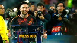 Striker Barcelona Lionel Messi berpose memegang poster saat merayakan golnya ke-100 di Liga Champions jelang pertandingan melawan AS Roma di Stadion Camp Nou di Barcelona (4/4). (AFP Photo/Pau Barrena)