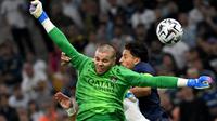Kiper Paris Saint-Germain asal Prancis #30, Lucas Chevalier (kiri), dan bek Paris Saint-Germain asal Brasil #05, Marquinhos (kanan), gagal menghentikan bek Marseille asal Maroko #21, Nayef Aguerd (tengah), yang menyundul bola dan mencetak gol dalam pertandingan Ligue 1 antara Olympique de Marseille (OM) dan Paris Saint-Germain (PSG) di Stadion Velodrome, Marseille,&nbsp;Selasa (23-9-2025) dini hari WIB. (Christophe Simon/AFP)