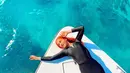 Liburan ke Maldive, salah satu wisata unggulan dari negara ini adalah pemandangan indah pantai dengan pasir putih dan air yang jernih. Dalam liburan ke Maldive, Tasya Farasya, banyak abadikan momen serunya saat naik kapal dengan mengenakan baju menyelam. (Liputan6.com/IG/@tasyafarasya)