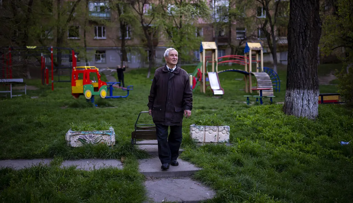 <p>Seorang pria melihat kerusakan akibat ledakan di Kiev, Ukraina, Jumat (29/4/2022). Rusia menyerang Kiev tak lama setelah pertemuan antara Presiden Ukraina Volodymyr Zelenskyy dan Sekretaris Jenderal PBB António Guterres pada Kamis malam. (AP Photo/Emilio Morenatti)</p>