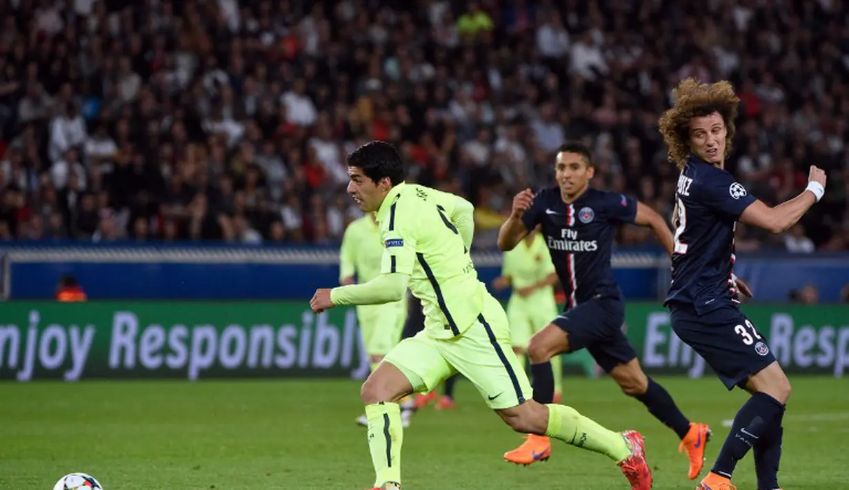 Luis Suarez mencetak gol keduanya di laga ini usai melewati David Luiz