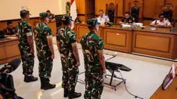 Empat personel Tentara Nasional Indonesia (TNI) yang dituduh menyiram air keras ke seorang aktivis Hak Asasi Manusia (HAM) saat menghadiri sidang pembacaan putusan di Pengadilan Militer II-08, Jakarta pada Rabu 10 Juni 2026. (Yasuyoshi Chiba/AFP)