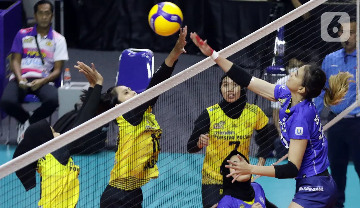Pevoli putri Bandung BJB Tandamata, Shella Bernadetha melakukan smash saat melawan Jakarta Mandiri Popsivo Polwan di pertandingan PLN Mobile Proliga 2022, Padepokan Voli Jenderal Polisi Kunarto, Sentul, Bogor, Minggu (9/1/2022). Bandung BJB Tandamata unggul 3-2. (Liputan6.com/Helmi Fithriansyah)