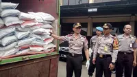 Sopir dan kondektur truk pengangkut beras warga miskin melarikan kendaraannya ke gudang seorang warga. (Liputan6.com/Jayadi Supriadin)