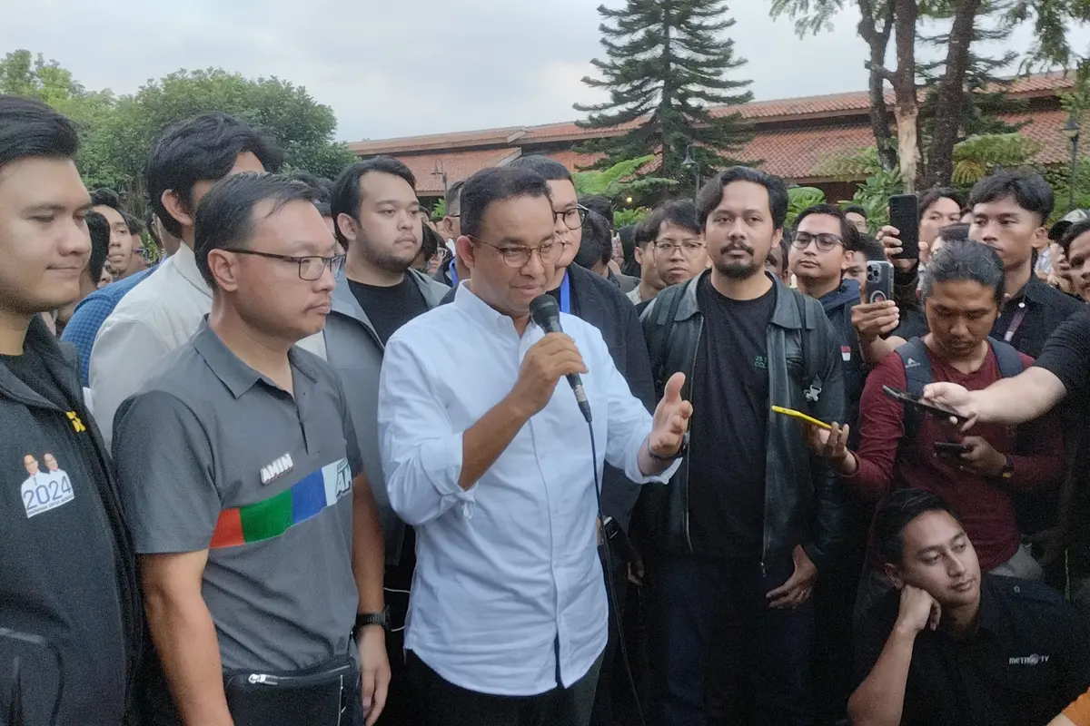 Calon presiden nomor urut 1 Anies Baswedan usai acara 'Desak Anies' di Bandung, Jawa Barat, Rabu (29/11/2023). (Liputan6.com/Winda Nelfira)