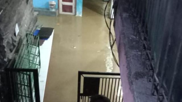 Terjangan air sungai Cimanuk, mulai memasuki area pemukiman warga di wilayah Kecamatan Tarogong Kidul, kabupaten Garut, Jawa Barat. (Liputan6.com/Jayadi Supriadin)