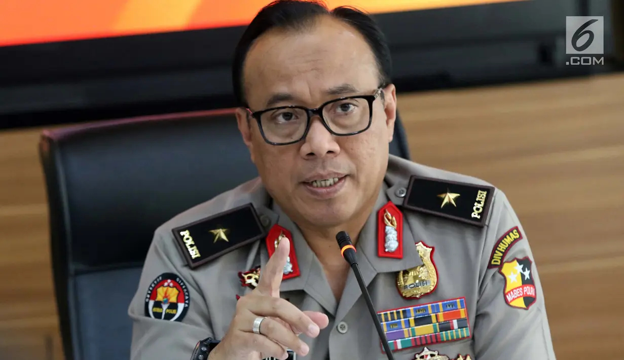 Karopenmas Mabes Polri, Brigjen Dedi Prasetyo memberi keterangan terkait penangkapan terduga teroris di Jakarta, Senin (6/5/2019). Sebelumnya, Densus 88/Anti Teror meringkus tujuh orang kelompok JAD jaringan Lampung dan menyita sejumlah barang bukti. (Liputan6.com/Helmi Fithriansyah)