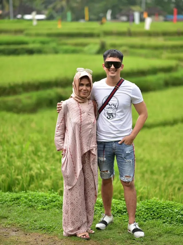 6 Potret Kebersamaan Kiki Farrel dan Ibunya yang Derita Kanker Usus