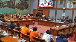 Suasana rapat dengar pendapat antara sejumlah perwakilan suporter sepak bola dengan Komisi X DPR di Kompleks Parlemen, Senayan, Jakarta, Selasa (8/11/2022). Rapat tersebut membahas pengelolaan dan manajemen pertandingan serta perlindungan suporter di dalam Undang-Undang. (Liputan6.com/Angga Yuniar)