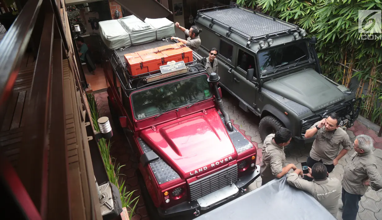 Anggota Indonesia Land Rover United (ILRU) melakukan pengecekan kendaraan Land Rover di Jakarta, Rabu (5/12). Setidaknya ada 750 kendaraan Land Rover memadati acara tersebut untuk bersilaturahmi. (Liputan6.com/Angga Yuniar)
