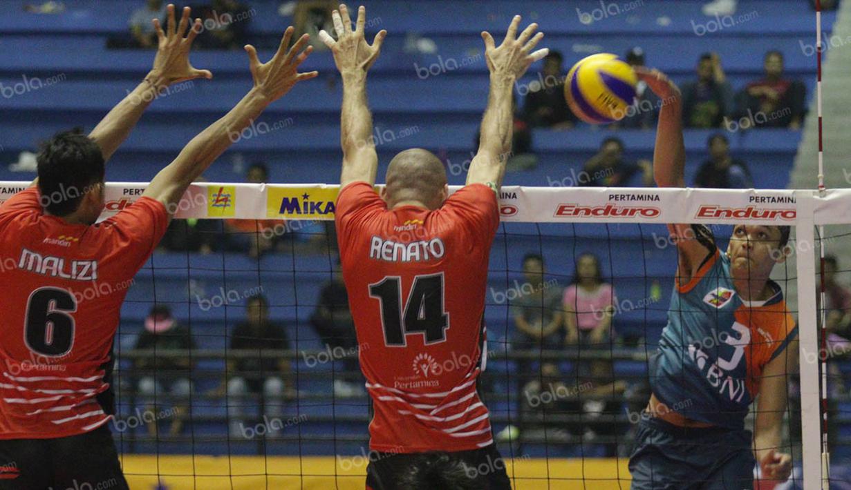 Pevoli Jakarta BNI Taplus, Sigit Ardian, melakukan smash saat melawan Jakarta Pertamina Energi. Nilai BNI taplus dengan Samator sama-sama 14, namun BNI berhasil unggul margin set kalah menang. (Bola.com/Vitalis Yogi Trisna)
