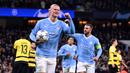 Pemain Manchester City, Erling Haaland (tengah kiri) melakukan selebrasi setelah mencetak gol pertama timnya ke gawang Young Boys pada laga lanjutan Grup G Liga Champions 2023/2024 di Etihad Stadium, Manchester Inggris, Rabu (08/11/2023) WIB. The Cityzens menang dengan skor 3-0. (AFP/Oli Scarff)