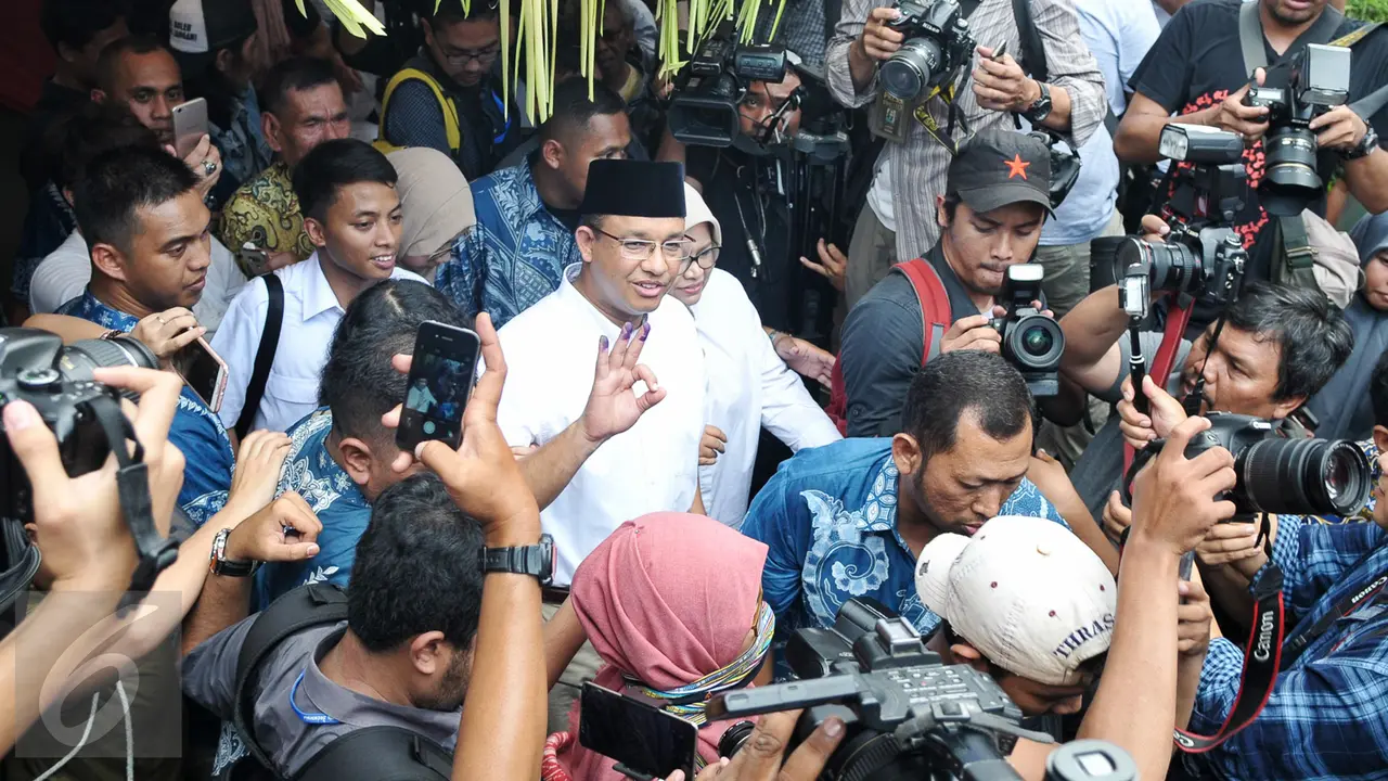 Ditemani Keluarga, Anies Gunakan Hak Pilih di TPS Cilandak