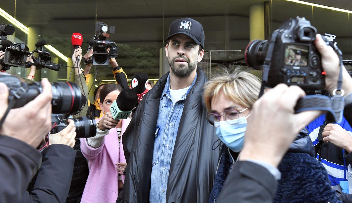 Mantan Bek Spanyol dan Barcelona, Gerard Pique (tengah) meninggalkan pengadilan di Barcelona pada 1 Desember 2022. Pigue menghadiri ratifikasi tuntutan perpisahan dengan mantan istrinya penyanyi Kolombia Shakira dan kesepakatan tentang hak asuh anak-anak mereka. (AFP/Josep Lago)