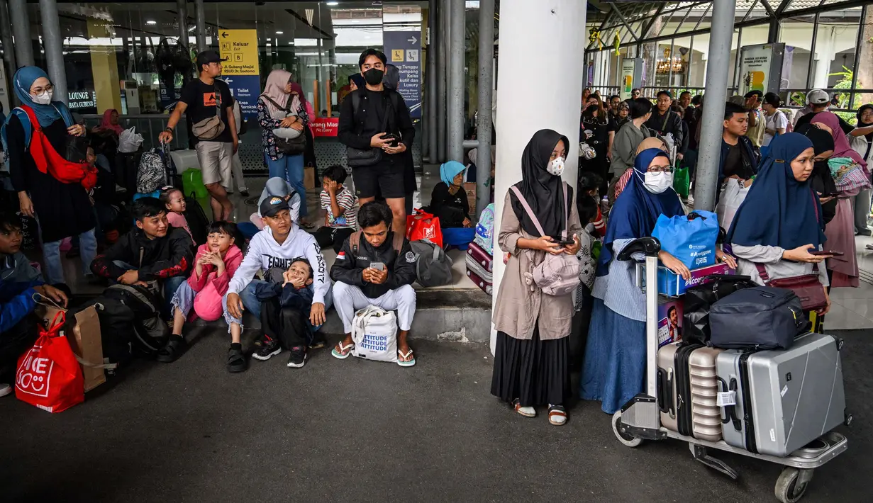 Manager Humas KAI Daop 8 Surabaya, Luqman memprediksi lonjakan penumpang masih akan terus bertambah. (JUNI KRISWANTO/AFP)