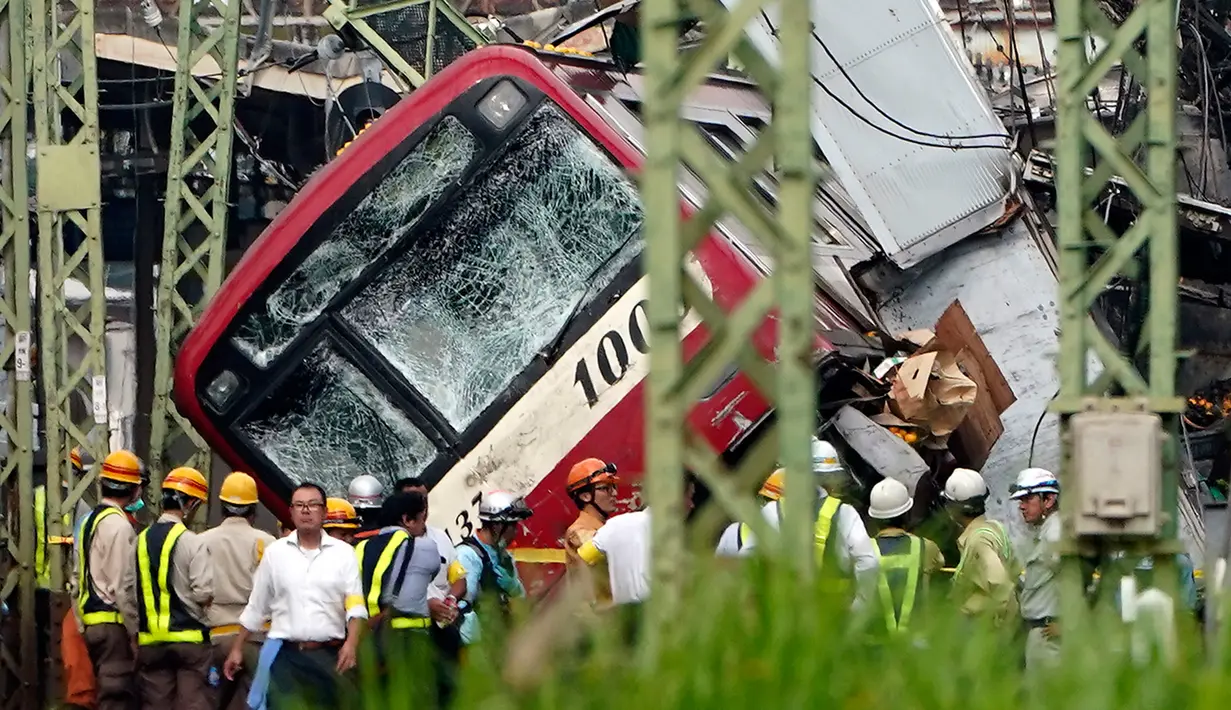 Kereta tergelincir setelah menabrak truk di Yokohama, Prefektur Kanagawa, Jepang, Kamis (5/9/2019). Kepolisian setempat mengonfirmasi bahwa tabrakan terjadi antara sebuah truk dan rangkaian kereta cepat. (AP Photo/Eugene Hoshiko)