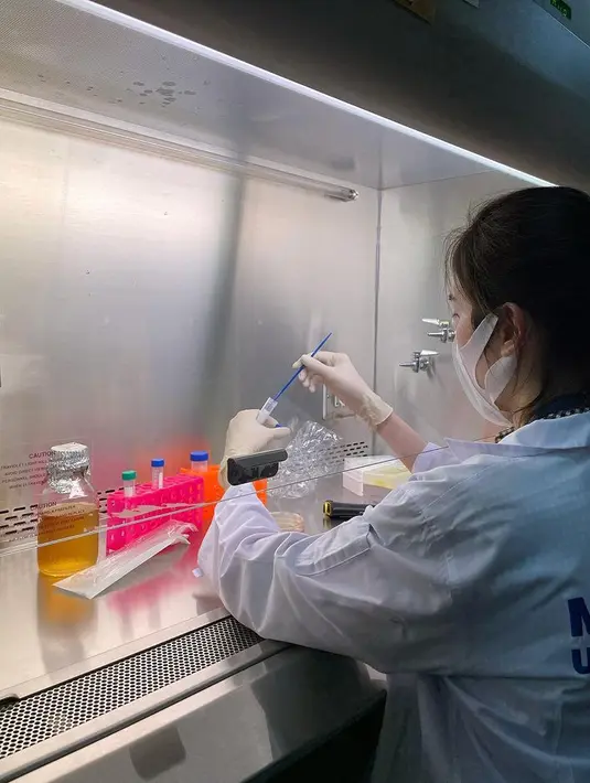 Saat kembali bekerja, Nong Poy hanya menguncir rapi rambutnya tanpa ditata. Lengkap dengan sarung tangan dan masker pada wajahnya. [@poydtreechada]