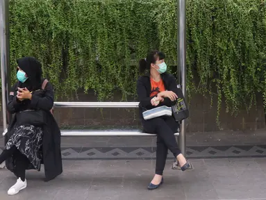 Sejumlah masyarakat melakukan jaga jarak aman di area publik di kawasan Thamrin, Jakarta, Rabu (18/3-2020). Jaga jarak atau prosedur social distancing measure harus diterapkan kepada masyarakat yang masih melakukan aktivitas di luar untuk memghindari penyebaran Covid-19. (Liputan6.com/Angga Yuniar)