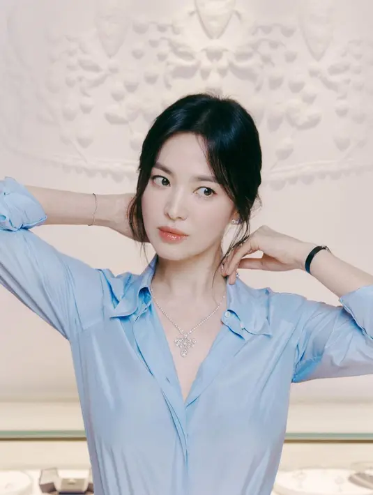 Kalau Song Hye Kyo tak lagi perlu ditanya ya, Sahabat FIMELA. Waktu justru terlihat mundur untuk tampilannya yang semakin muda, seiring berjalannya waktu. Perempuan yang akan berusia 40 tahun ini, selalu sukses tampil bak remaja! Foto: Instagram.