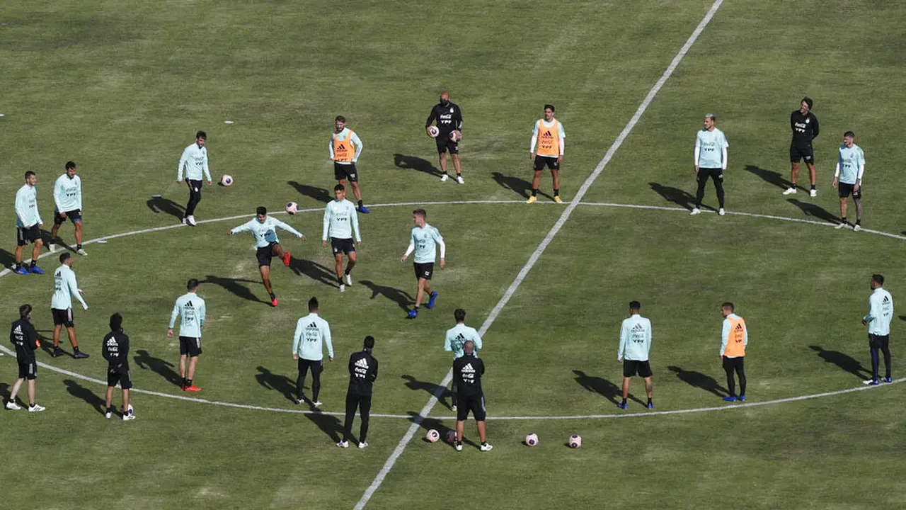 Warga Asyik Menonton Lionel Messi CS Latihan Jelang Kualifikasi Piala Dunia 2022