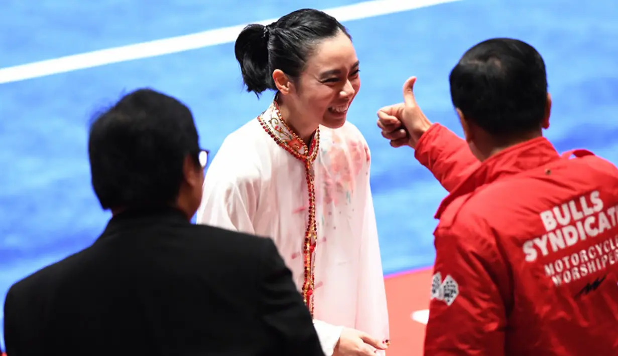 Atlet wushu Indonesia Lindswell menerima ucapan selamat dari Presiden Joko Widodo usai menyelesaikan nomor Taijijian Putri Wushu Asian Games 2018 di JIExpo Kemayoran, Jakarta, Senin (20/8). (ANTARA FOTO/INASGOC/Akbar Nugroho Gumay/nak/18)