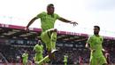 <p>Pemain Manchester United Casemiro (tengah) melakukan selebrasi usai mencetak gol ke gawang Bournemouth pada pertandingan sepak bola Liga Inggris di Vitality Stadium, Bournemouth, Inggris, Sabtu (20/5/2023). (Adrian DENNIS/AFP)</p>