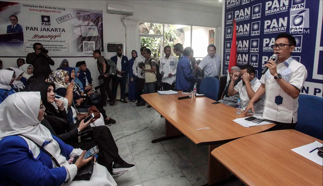 Suasana saat DPW PAN Provinsi DKI Jakarta melakukan konsolidasi bakal calon anggota legislatif di Jakarta, Sabtu (24/3). Berbagai macam profesi mendaftar menjadi bakal caleg lewat PAN. (Liputan6.com/JohanTallo)
