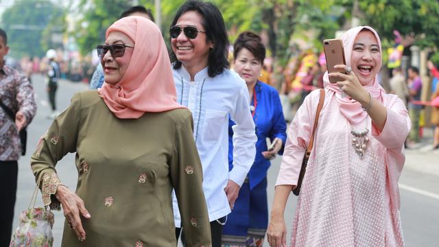 [Bintang] Abdee Negara bersama istrinya dan Bunda Iffet.