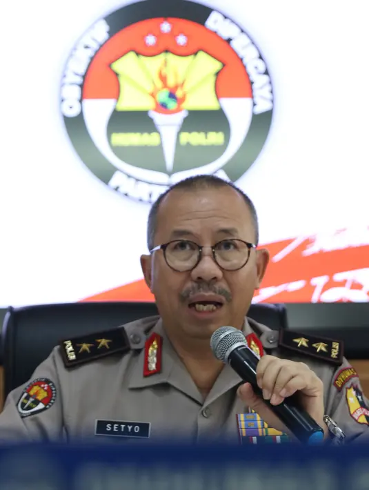 Kadiv Humas Mabes Polri Irjen Setyo Wasisto memberi keterangan penangkapan empat terduga teroris di Cianjur, di Mabes Polri, Jakarta, Minggu (13/5). Mereka merupakan anggota Jamaah Ansorut Daulah (JAD) Jabodetabek. (Liputan6.com/Helmi Fithriansyah)