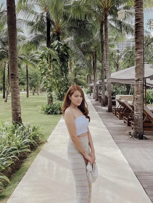 Giovani tampil dengan tube putih dipadukan celana knit serta membawa Bottega Veneta. (@chengiovanis)