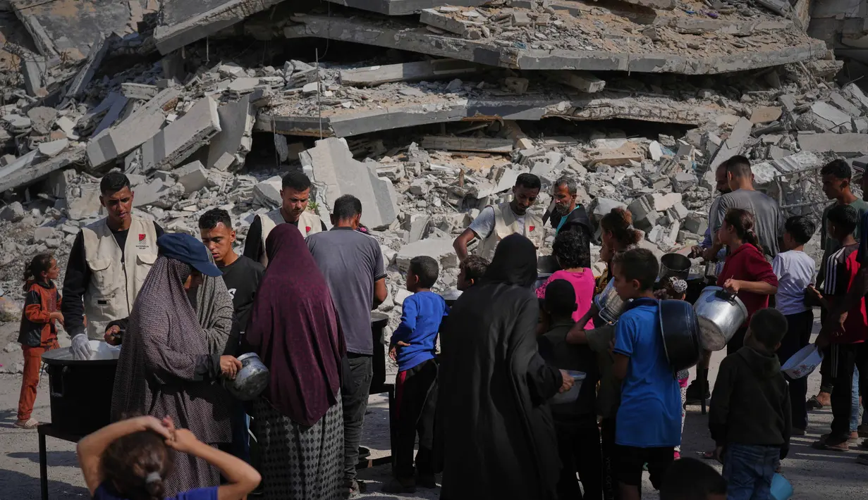 Hal tersebut dinyatakan Direktur Jenderal WHO Tedros Adhanom Ghebreyesus dalam di hadapan wartawan di Jenewa, Swiss. Ia menekankan, ada sedikitnya 15.000 pasien, termasuk 4.000 anak-anak, yang memerlukan perawatan di luar Gaza. (AP Photo/Abdel Kareem Hana)
