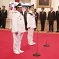 Rohidin Mersyah (kanan) dan Wan Thamrin Hasyim saat dilantik menjadi Gubernur Bengkulu dan Gubernur Riau di Istana Negara, Jakarta Pusat, Senin (10/12). (Liputan6.com/Angga Yuniar)