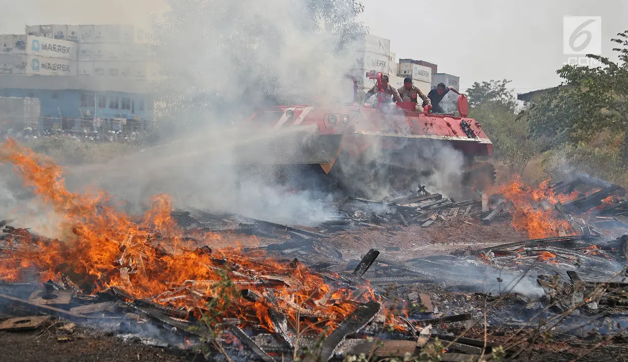 Tank MT-LBu-GPM-10 melakukan pemadaman api saat diuji coba di kawasan Cakung, Jakarta, Rabu (24/7/2019. Tank tersebut mampu dioperasikan di lokasi yang mudah maupun sulit dijangkau. (Liputan6.com/Herman Zakharia)