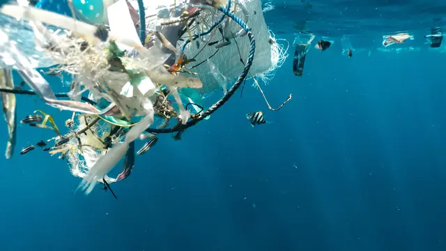 Ilustrasi polusi plastik di lautan