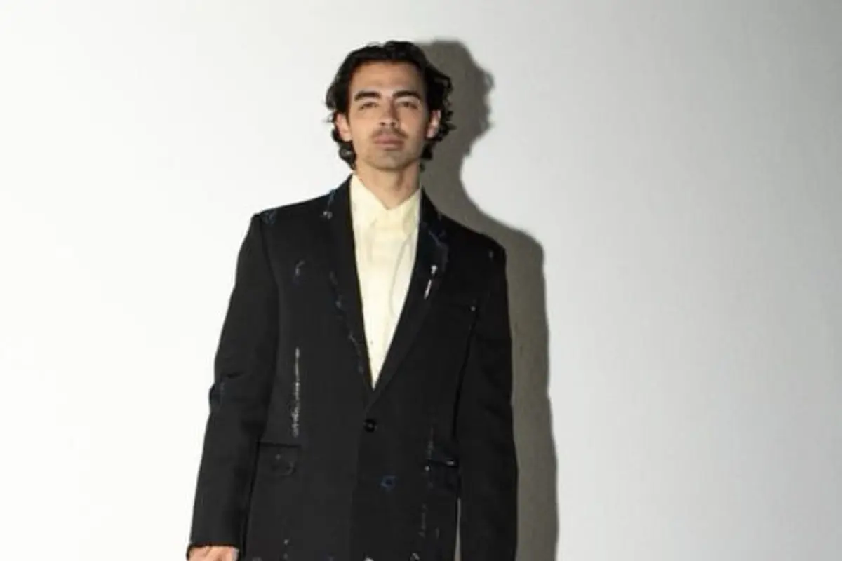 Gaya Joe Jonas kerap kenakan suit