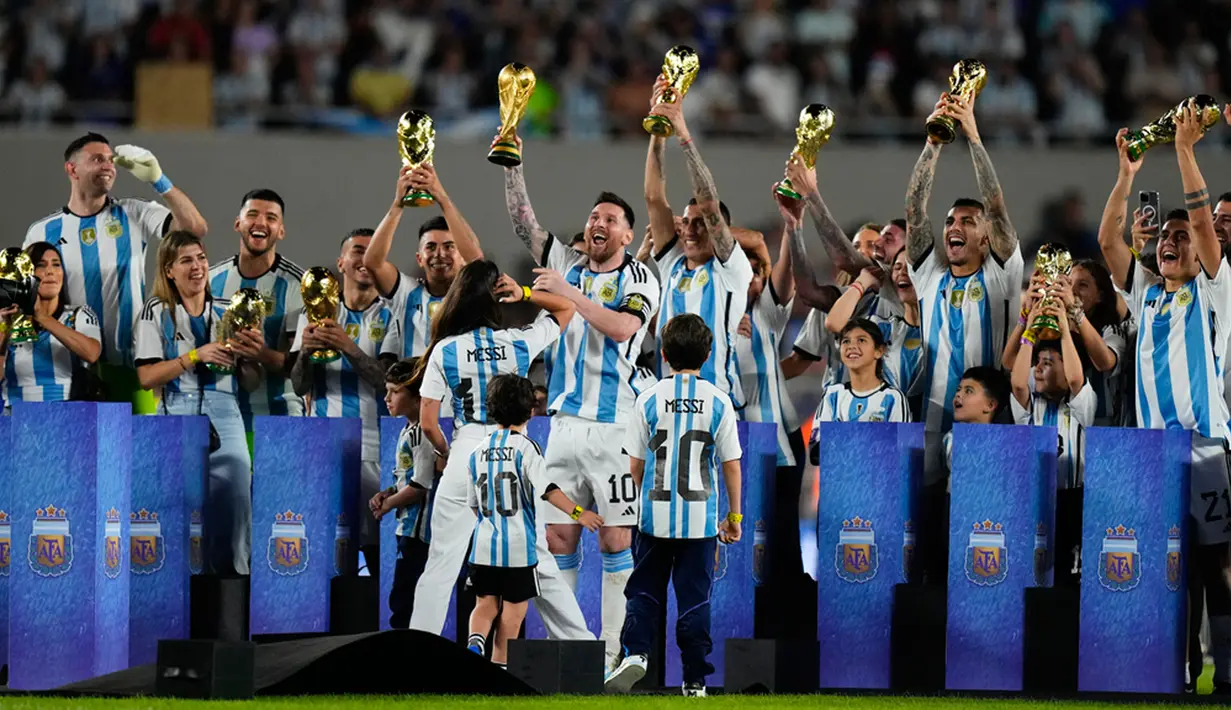 Usai memenangkan pertandingan, Lionel Messi bersama istri dan anak-anaknya menyapa penonton yang memenuhi stadion. (AP Photo/Natacha Pisarenko)