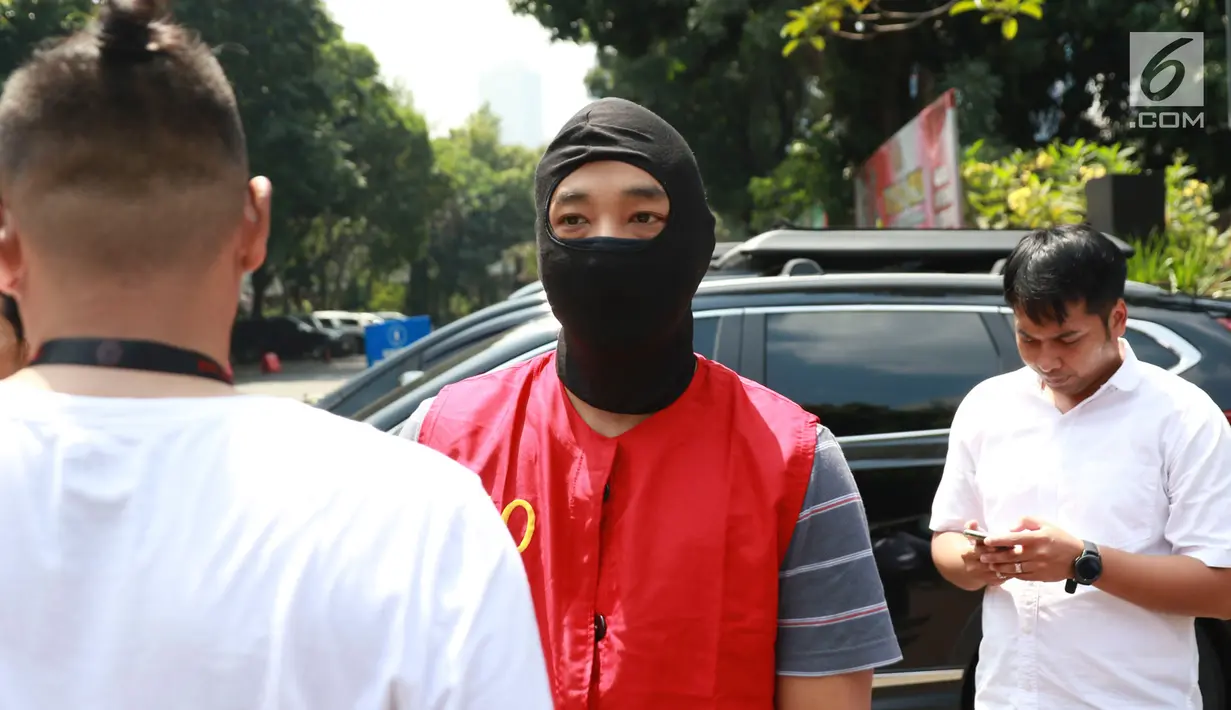 Tersangka kasus skimming ATM Ramyadjie Priambodo saat akan dilimpahkan ke kejaksaan di Polda Metro Jaya, Jakarta, Kamis (25/4). Pelimpahan tahap dua dilakukan usai kejaksaan menetapkan berkas perkara Ramyadjie lengkap (P-21) secara materiil dan formil pada 18 April 2019. (Liputan6.com/Immanuel Anton