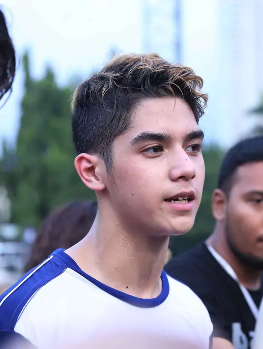 "Berarti itu anak saya. Itu anak Ahmad Dhani beneran. Kalau sudah 19 tahun, cipokan sih ya biasa. Dulu bapaknya lebih parah," seloroh Ahmad Dhani, tatkala ditemui kawasan Buaran, Jakarta Timur, Selasa (26/4/2016) malam. (Nurwahyunan/Bintang.com)