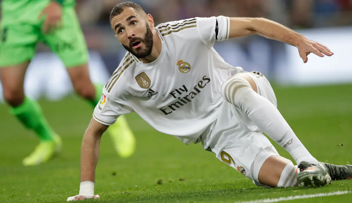 Penyerang Real Madrid, Karim Benzema terjatuh saat menjamu Leganes pada pekan ke-11 La Liga 2019-2020 di Santiago Bernabeu,, Rabu (30/10/2019). Real Madrid tanpa ampun menghajar tamunya Leganes, 5-0. (AP/Bernat Armangue)