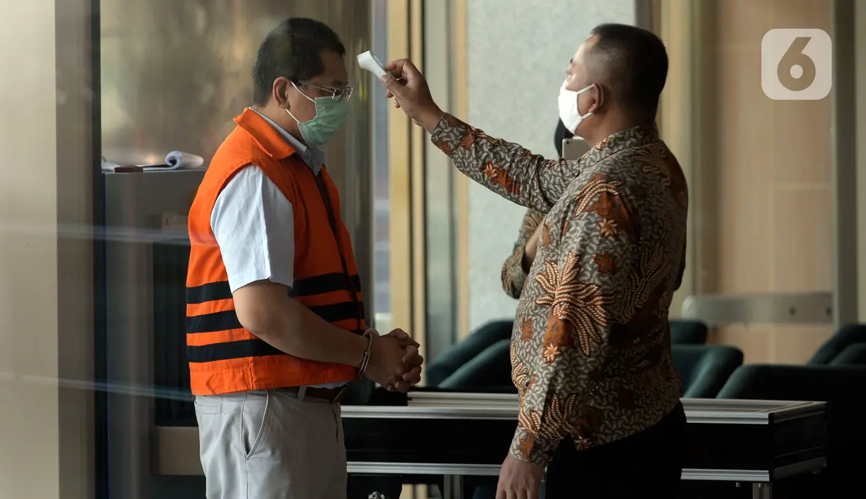 Mantan Direktur Niaga PT Dirgantara Indonesia, Irzal Rinaldi Zailani tiba untuk menandatangani berkas perpanjangan masa penahanan di Gedung KPK, Jumat (26/6/2020). Irzal merupakan tersangka kasus dugaan korupsi kegiatan penjualan dan pemasaran pesawat PTDI tahun 2007-2017. (merdeka.com/Dwi Narwoko)