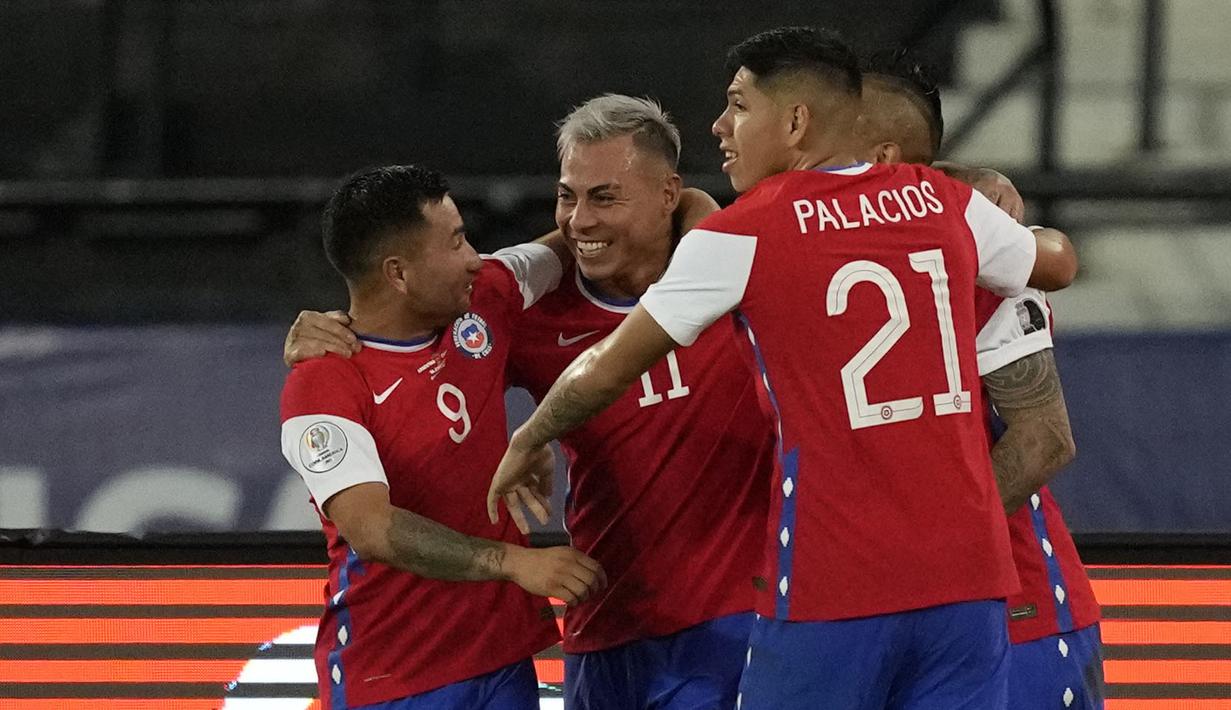 Akhirnya Chile mampu menyamakan kedudukan lewat Eduardo Vargas dari rebound tendangan pinalti Arturo Vidal, setelah dirinya dilanggar di kotak terlarang tersebut. Kedudukan berubah menjadi 1-1. (Foto: AP/Ricardo Mazalan)